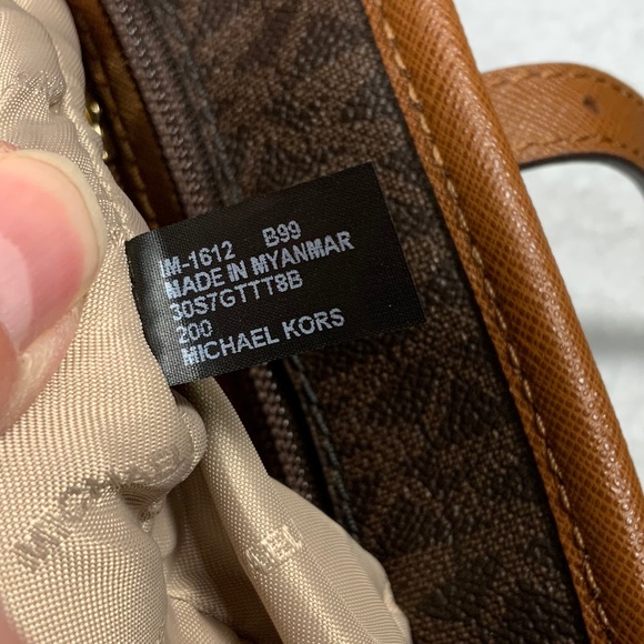 Michael Kors Jet Set Signature Bag - Picture 15 of 16